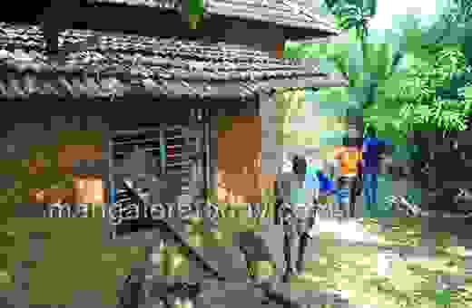 Prof. Narendra Nayak visit to the haunted house of Nettarakere, Bantwal